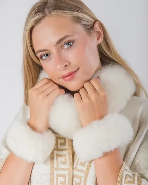 imgi_3_b1fd64_c802744d172c42559eae13041954516e~mv2 Baby Alpaca Fur Scarf&Bracelets - Image 1